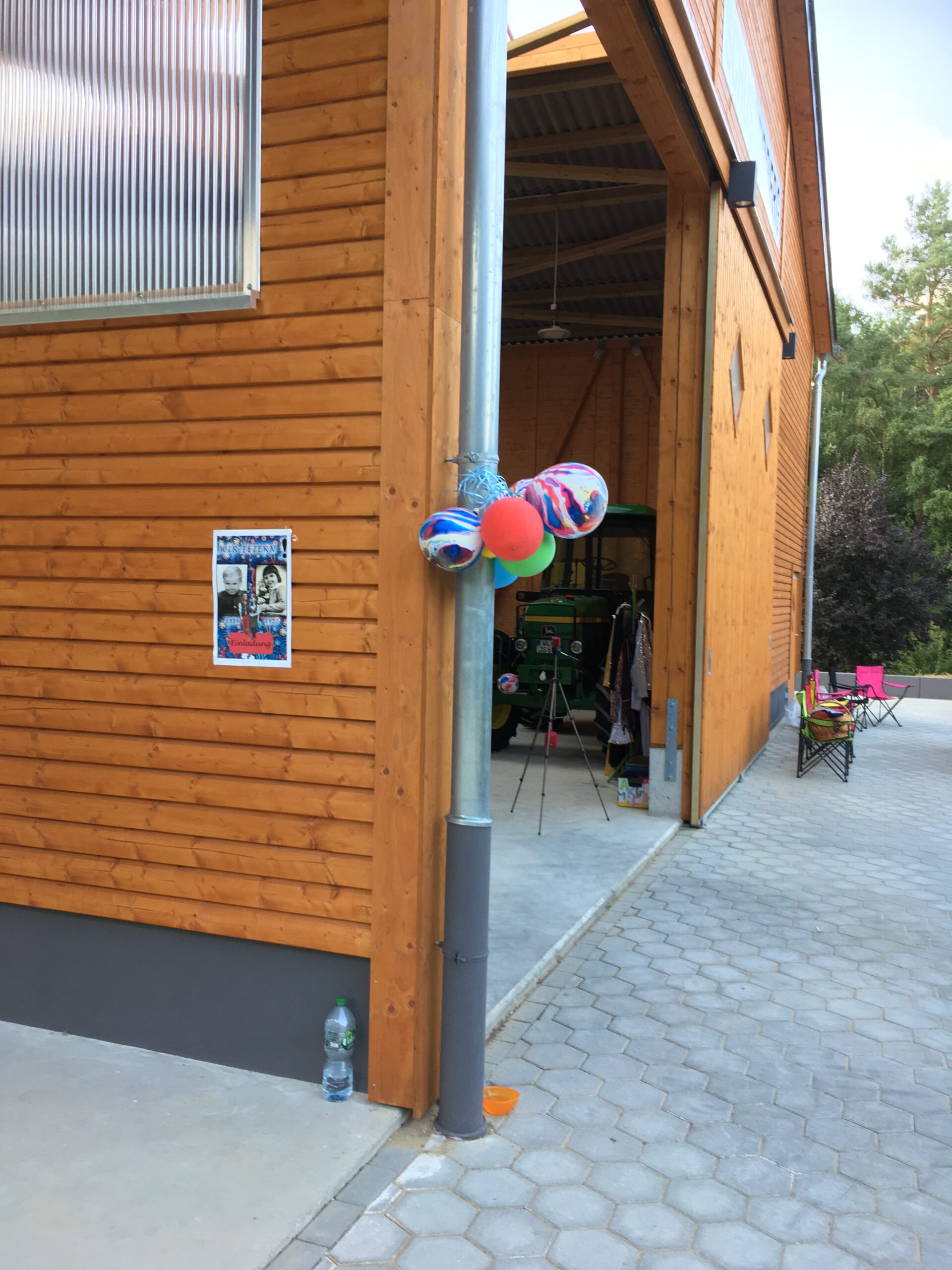 Hofeinfahrt und Halle